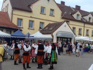 ... festyn przed sklepem firmowym..