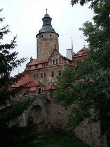 widok na zamek i mury obronne
