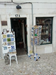 .... Sklepik z portugalska ceramiką w Cascais