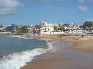 widok na plażę w Estoril